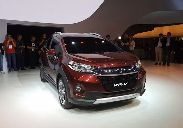 Hiện tại, Honda chưa công bố hình ảnh nội thất của WR-V, và chiếc xe trưng bày tại Brazil cũng có các cửa kính đen. Tuy nhiên theo hãng hứa hẹn, cabin của xe sẽ đem tới "sự tiện ích và rộng rãi phía trong thân xe nhỏ gọn".