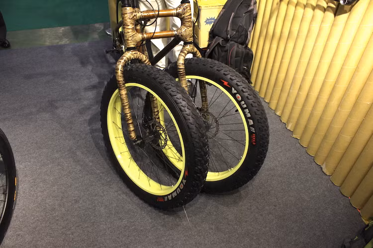 Hiện tại chưa có tên gọi chính thức, mẫu xe này được thiết kế hoàn toàn bởi người Việt, với điểm nhấn là phần trước với 2 chiếc bánh "ngoại cỡ" kèm lốp gai. Về cơ bản, mẫu xe này đã có tới 2 cổ, 2 càng và 2 bánh trước. Trong khi đó ghi-đông của xe được tạo bởi 2 chiếc ghi-đông khác nhau, sau đó cắt ngắn bớt để lắp vào mỗi bên cổ.