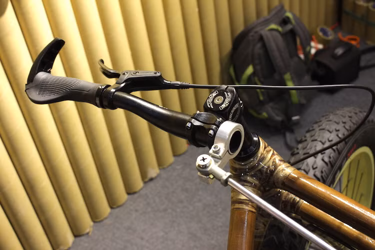 Để có thể kết nối giữa 2 bánh trước, một hệ thống tay đòn đơn giản đã được sử dụng. Tuy nhiên do hiện chưa hoàn thành nên tay lái của mẫu xe này vẫn chưa có khấc giới hạn, khiến 2 bánh trước sẽ bị chạm vào nhau khi mỗi nửa ghi-đông đánh hết lái. Trong tương lai gần, thiết kế này sẽ tiếp tục được hoàn thiện với hệ thống tay đòn phức tạp và đáng tin cậy hơn.