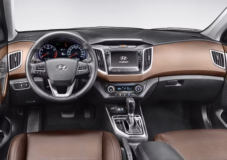 Dù vẫn có nội thất với nhiều chi tiết bằng nhựa rẻ tiền nhưng nhờ có một số tùy chọn màu mới, Creta 2017 có cabin trông "sang" hơn. Hệ thống thông tin giải trí của xe đã được nâng cấp với tính năng định vị và hỗ trợ kết nối smartphone qua các giao thức như Apple CarPlay hay Android Auto.