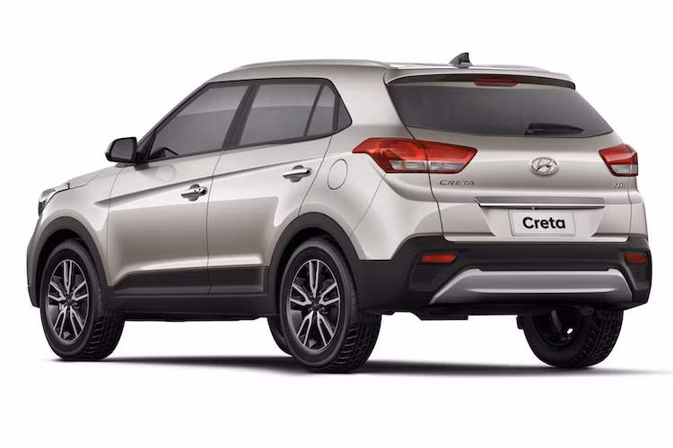 Ở phía sau, Creta mới có chóa đèn hậu thiết kế lại với xi-nhan và đèn báo lùi xe lớn hơn, trong khi cản sau có các tấm ốp nhựa đúc màu đen lớn hơn. Bộ mâm đúc 17 inch 2 tông màu kết thúc những thay đổi bên ngoài thân xe.
