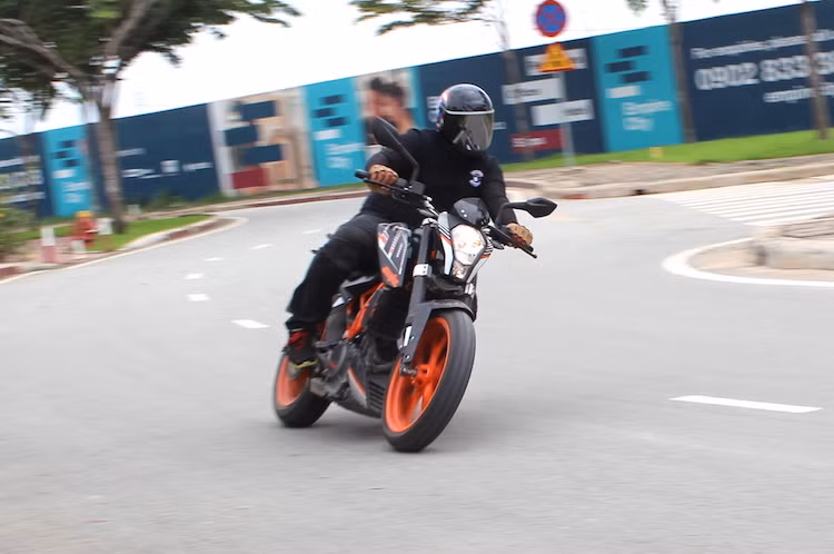 Phiên bản Duke 390 2016 được trang bị sẵn slipper clutch khiến khi "chạy gắt" và đảo số gấp, chiếc xe gần như không thể bị trượt bánh sau, trừ khi nhả côn cực kỳ nhanh. Đặc biệt với trọng tâm thấp và được trang bị sẵn cặp lốp "xịn" Pirelli Diablo Rosso II, Duke 390 đạt độ ổn định rất tốt khi vào cua, giúp người lái có thể "ôm cua" với góc nghiêng lớn một cách tự tin hơn nhiều so với đối thủ cùng phân khúc.