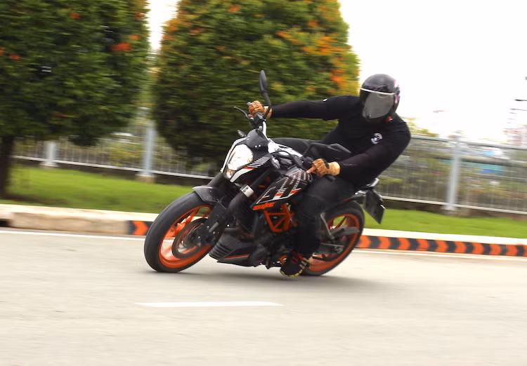 Cầm lái thử Duke 390 2016, chiếc xe đem tới cảm giác lái thoải mái và an tâm nhờ cơ cấu khung và phuộc chắc chắn, tay lái cao với góc lái rộng, dễ xoay trở cùng côn nhẹ hơn các phiên bản cũ. Kết hợp với trọng lượng và kích thước nhỏ, chiếc xe tỏ ra rất phù hợp với điều kiện đô thị khi có thể dễ dàng "luồn lách" trong dòng phương tiên đông đúc hơn và cũng rất dễ dắt trong các bãi gửi xe.