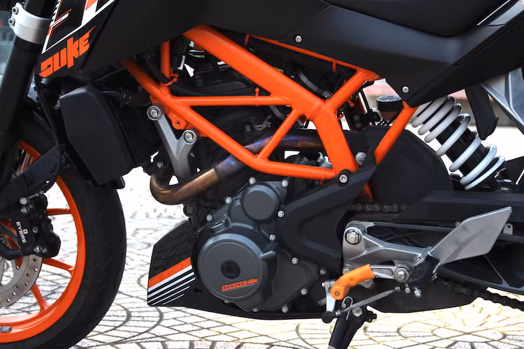 Tuy nhiên, một nhược điểm mà KTM vẫn chưa khắc phục được ở các phiên bản cũ đó là cổ pô của xe được vắt qua bên trái động cơ, sau đó mới dẫn xuống ống xả dưới gầm. Khi xe hoạt động một thời gian dài, nhiệt sinh ra từ cổ pô sẽ đem tới cảm giác nóng rát ở bên chân trái người lái, đặc biệt khó chịu trong cái nắng Sài Gòn hày những ngày hè tại Hà Nội.