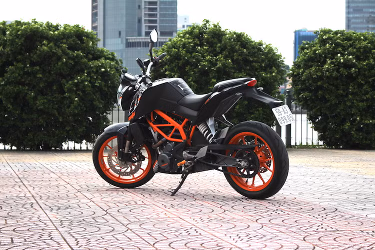 Ở phía sau, dù có dè dài tích hợp pad biển số nhưng khi đi dưới trời mưa, bùn đất vẫn bắn lên yên sau khá nhiều do Duke 390 có đuôi ngắn. Nhìn chung, các chi tiết quan trọng như khung, phuộc và kết cấu gắp sau của Duke 390 rất tốt và chắc chắn, tuy nhiên những chi tiết nhựa trên xe vẫn đem tới cảm giác không được cao cấp. Tuy nhiên với một chiếc xe tầm trung, đây có lẽ là một sự "đánh đổi" để chiếc xe có được mức giá tốt.