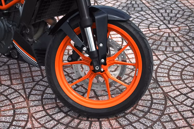 Đổi lại cho phần đầu kém hấp dẫn, Duke 390 lại gây ấn tượng bởi cặp phuộc trước USD cao cấp của hãng WP, với đường kính lên tới 43 mm - nghĩa là tương đương với nhiều dòng xe PKL 600 - 1000 cc. Kể từ khi ra mắt tới nay, Duke 390 cùng các biến thể 200 và 250 của nó vẫn là những chiếc naked bike PKL tầm trung phân phối chính hãng tại Việt Nam duy nhất có phuộc USD.