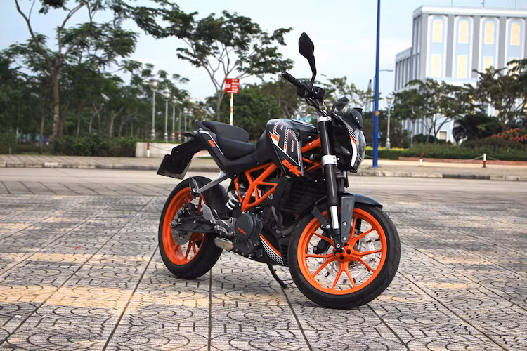 Do KTM vừa ra mắt chính thức Duke 390 thế hệ mới tại triển lãm EICMA 2016, chính vì vậy phiên bản 2016 chính là bản cuối cùng mang thiết kế của thế hệ Duke cũ. Sau 3 năm với sự xuất hiện của nhiều đối thủ mới ở cả nước ngoài lẫn Việt Nam, liệu Duke 390 2016 có gì để có thể hấp dẫn khách hàng? Đó chính là điều mà Kiến Thức muốn tìm hiểu khi chạy thử phiên bản "đời cuối" này.