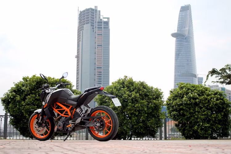 Với cảm giác lái "bốc" và kiểu dáng cá tính, đối tượng phù hợp nhất đối với Duke 390 là các bạn trẻ từ độ tuổi dưới 30, mới làm quen với xe phân khối lớn. Mặc dù hãng xe KTM đã ra mắt Duke 390 thế hệ mới nhưng phải tới ít nhất là nửa sau 2017, mẫu xe này mới có thể tới Việt Nam và chắc chắn sẽ có giá cao hơn phiên bản hiện tại khá nhiều.