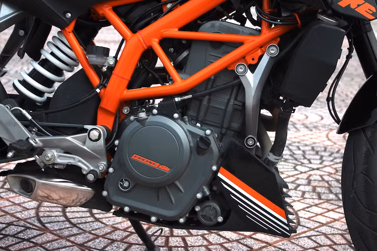 Cung cấp sức mạnh cho Duke 390 vẫn là khối động cơ 1 xi-lanh 373 cc DOHC 4 van làm mát bằng chất lỏng, phun nhiên liệu điện tử Bosch, có công suất tối đa 43,5 mã lực và mô-men xoắn cực đại 35,3 Nm. So với các đời cũ, hệ thống côn xe đã được cải tiến với ly hợp chống trượt bánh khi dồn số gấp (slipper clutch).