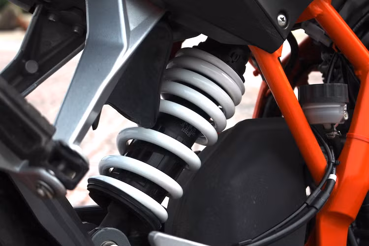 Ở phía sau, Duke 390 được trang bị phuộc monoshock cũng của hãng WP và sở hữu hành trình phuộc 150 mm như phuộc trước. Nhờ có phuộc với chất lượng tốt nên dù có yên cứng, Duke 390 cũng không đem tới cảm giác quá khó chịu cho người điều khiển khi đi "phượt" đường dài.