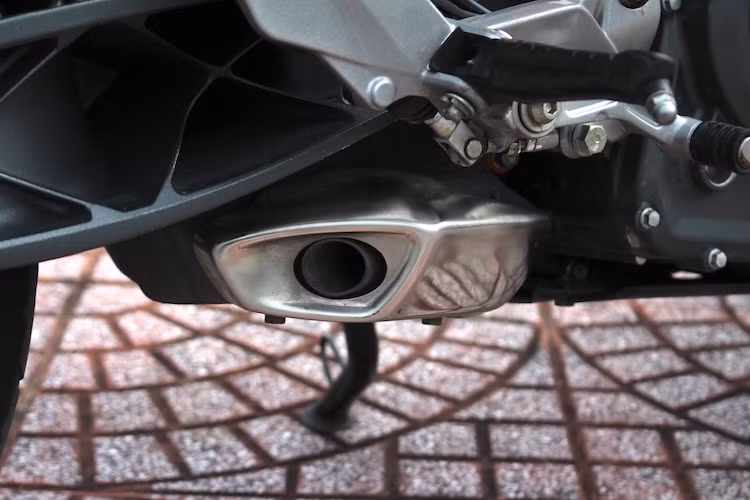 Ống xả của xe được đặt ở vị trí khá đặc biệt là bên dưới gầm xe, khiến Duke 390 vốn đã có kích thước gọn gàng lại càng có vẻ nhỏ nhắn hơn do không có ống xả treo bên thân xe. Do có động cơ 1 xi-lanh và phải dẫn khí thải đi qua bộ lọc cùng giảm âm nên âm thanh từ ống xả "zin" này sẽ không gây kích thích đối với những người yêu xe.