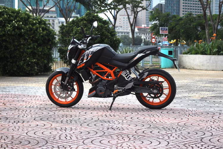 Một ưu điểm mà KTM Duke 2016 vẫn tiếp tục phát huy từ các thế hệ trước đó là trọng lượng nhẹ và kích thước nhỏ. Chiếc xe có các kích thước D x R x C lần lượt là 2.029 x 836 x 1.090 (mm) cùng trọng lượng chỉ 139 kg. Từ 2 bên thân xe, Duke 390 trông "ưa nhìn" hơn với bộ khung thép ống sơn màu cam nổi bật và "phom" khá giống một chiếc streetfighter.