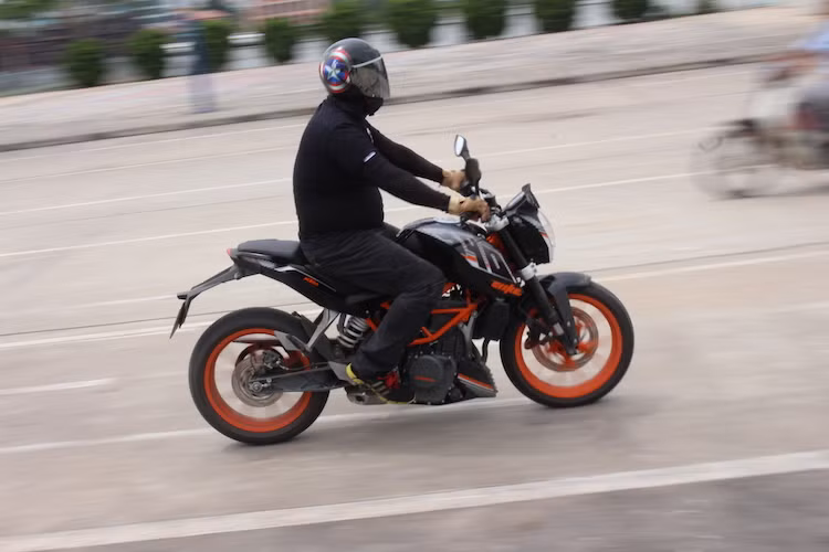 Hiện tại, KTM Duke 390 đang được phân phối chính hãng với giá 155 triệu đồng. Trong phân khúc 250 - 400 cc tại Việt Nam, đối thủ naked bike chính hãng "xứng tầm" nhất của chiếc xe là Kawasaki Z300 với giá 149 triệu đồng. So với Z300, Duke 390 "nhỏ con" và trông ít "hầm hố" hơn, bù lại được trang bị sẵn khá nhiều các phụ tùng cao cấp như phuộc USD hay lốp Pirelli.