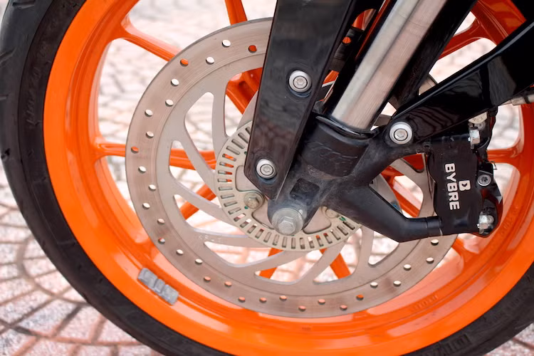 Giống như những phiên bản trước, Duke 390 2016 vẫn được trang bị hệ thống phanh Bybre - thương hiệu con của hãng Brembo nổi tiếng. Dù không còn là mẫu xe duy nhất trong phân khúc có ABS, nhưng Duke 390 vẫn tự hào khi sử dụng heo phanh 4 piston bắt dọc theo phuộc, với độ ổn định tốt hơn so với heo bắt ngang như đa số các dòng xe khác.