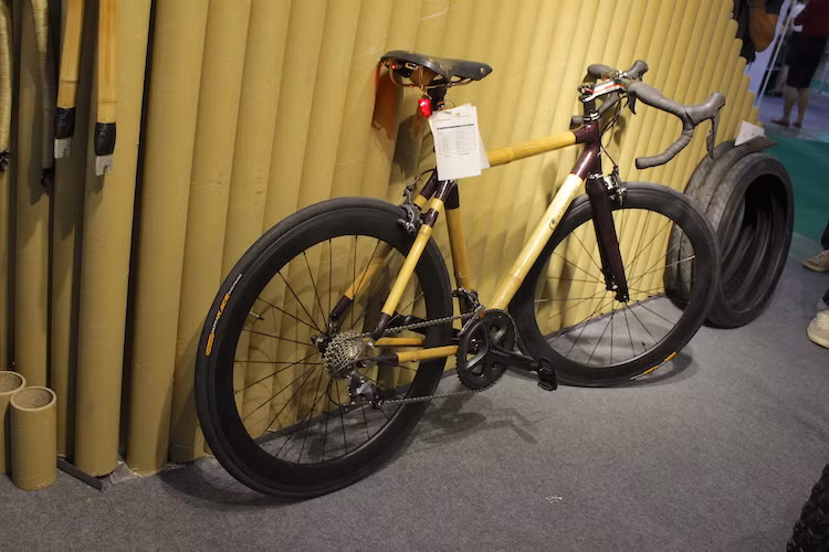 Tuy nhiên, vật liệu tre có một ưu điểm cực lớn đó là độ dẻo dai cao, khiến lực được phân tán tốt hơn khi được sử dụng làm khung xe đạp. Là một công ty chuyên sản xuất khung xe bằng tre, những mẫu xe đạp của Viet Bamboo Bike có các phụ tùng khác được cung cấp bởi những hãng nổi tiếng trong ngành công nghiệp xe đạp.