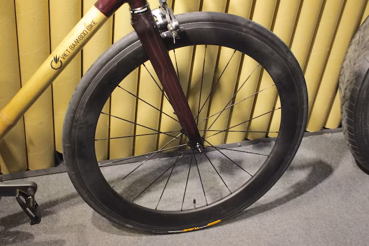 Tùy thuộc vào chất lượng của từng linh kiện, giá của mỗi chiếc xe sẽ có sự thay đổi lớn. Trên chiếc xe đạp đua được trưng bày tại triển lãm Vietnam Cycle 2016, càng trước của xe đã được làm bằng sợi carbon, trong khi cặp vành trọng lượng nhẹ được bọc quanh bởi lốp Continental Ultra Race tới từ Đức.