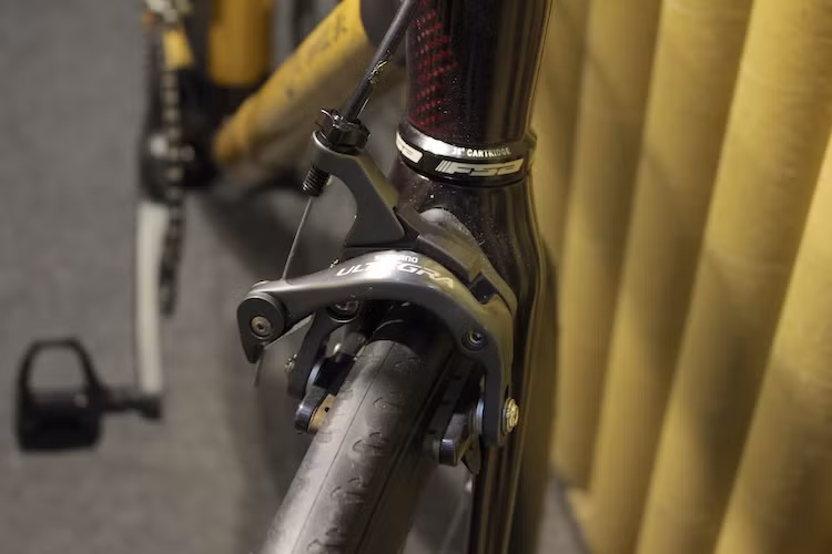 Cả bánh trước và sau của xe đều có phanh dạng má kẹp truyền thống của xe đạp, sử dụng toàn bộ hệ thống phanh Ultegra cũng được cung cấp bởi hãng Shimano tới từ Nhật.