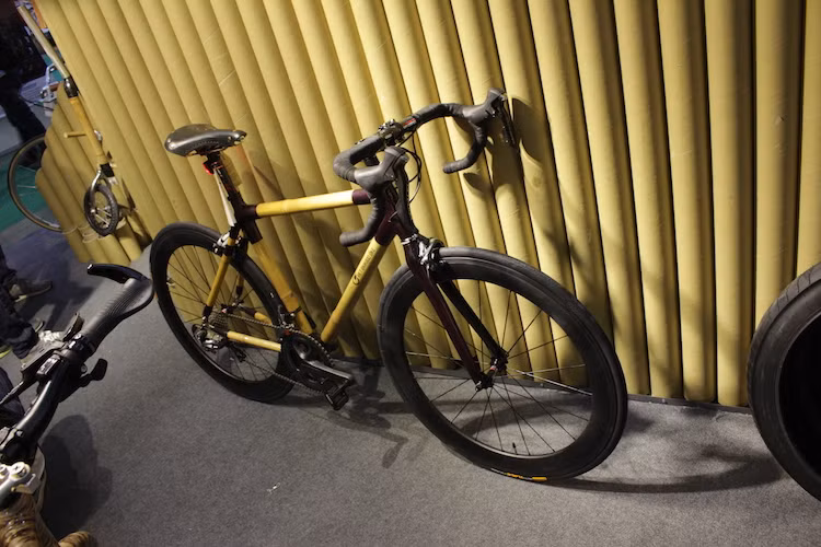 Với bộ khung tre/carbon "made in Vietnam" cùng các phụ tùng chất lượng cao, chiếc xe đạp đua đường trường của Việt Bamboo Bike này có giá lên tới 58,6 triệu đồng.