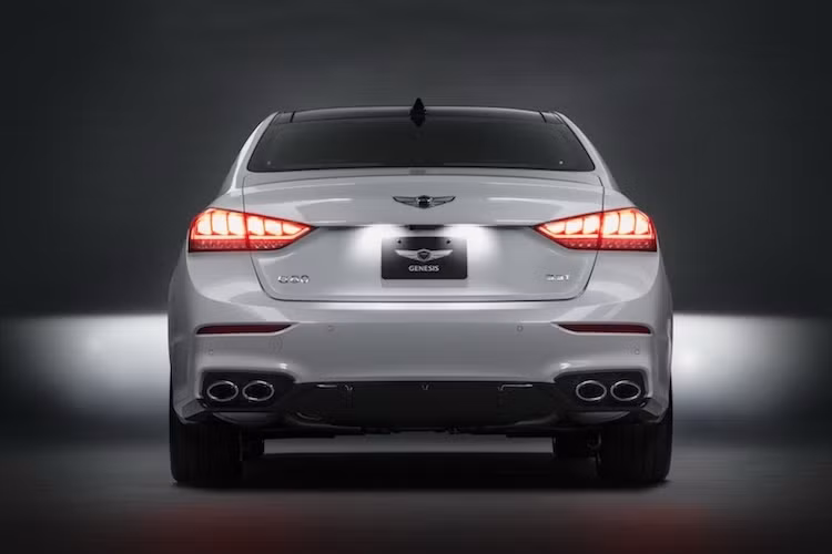 Dù được coi là đời 2018, nhưng những chiếc Genesis G80 mới sẽ bắt đầu có mặt từ mùa xuân 2017 này tại các đại lý ở Mỹ và Canada. Mọi phiên bản đều có 2 sự lựa chọn hệ dẫn động là cầu sau hoặc 4 bánh.