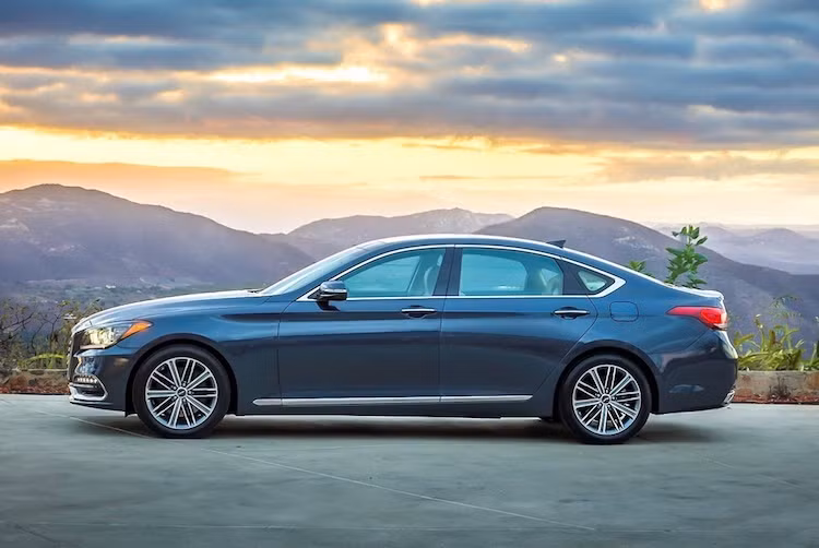 Thay đổi lớn nhất trên Genesis G80 2018 đó là dòng xe đã được bổ sung thêm một phiên bản động cơ 3.3T với máy V6 tăng áp kép mạnh 365 mã lực cùng mô-men xoắn cực đại 509 Nm, truyền sức mạnh xuống cầu sau thông qua hộp số tự động 8 cấp. Phiên bản 3.3T sẽ nằm giữa bản 3.8l V6 và 5.0 V8 hiện tại.