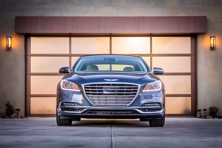 Mọi phiên bản của Genesis G80 2018 đều có một số thay đổi nhẹ từ trong ra ngoài. Trong đó, nội thất của xe đã được "làm mới" lại với cản trước và lưới tản nhiệt được sửa đổi cùng mâm đúc mới. Bên trong cabin, chúng sẽ được ốp trang trí bằng nhôm và gỗ thật với bề mặt mờ.