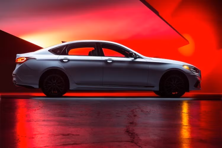 Ở hai bên thân xe, Hyundai Genesis G80 sport đã không thay đổi nhiều thiết kế của G80, chỉ bổ sung cho chiếc xe gương chiếu hậu với ốp bằng sợi carbon thể thao hơn. Ngoài ra, không thể không nhắc tới đó là bộ mâm đúc thể thao với thiết kế nhiều cánh được sơn đen mờ cực "ngầu", kết hợp cùng với lốp hiệu năng cao Continental ProContact tới từ Đức.