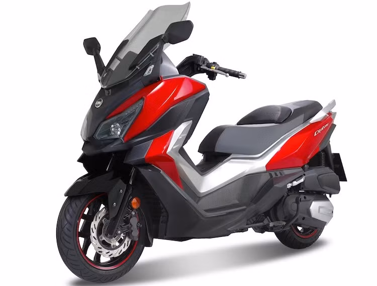 Được ra mắt lần đầu tại triển lãm Intermot vào tháng 10 tại Đức, SYM CruiSYM 300i là mẫu maxi scooter hoàn toàn mới, với mục đích sử dụng trong thành phố và có khả năng chạy đường dài trên cao tốc. Sắp tới, mẫu xe này sẽ chính thức đến Đông Nam Á, với quốc gia đầu tiên là Malaysia.