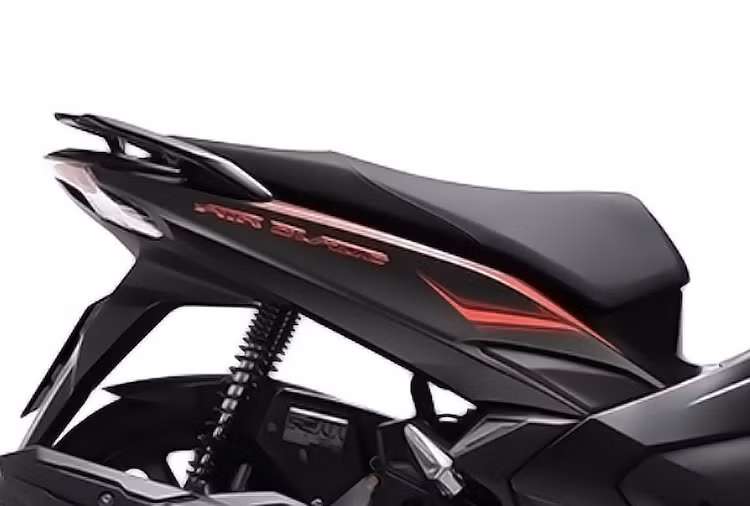 Tương tự như logo AB trên yếm trước, dòng chữ Air Blade bằng nhựa ở hai bên thân xe cũng có màu đỏ chrome. Nhìn tổng thể, màu sơn đen mờ cùng tem chỉ màu đỏ khiến Air Blade mới trông mạnh mẽ, nam tính và thể thao hơn.