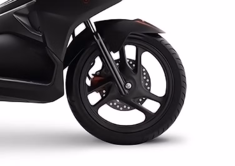 Khác biệt cuối cùng của chiếc xe đó là heo phanh ở phía trước cũng đã được sơn màu đỏ bóng nổi bật. Ngoài những sự thay đổi về màu sắc nêu trên, phiên bản Air Blade đen mờ 2016 có thông số kỹ thuật hoàn toàn giống những bản Air Blade thường khác.