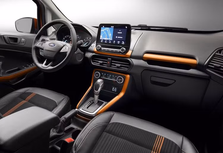 Không chỉ có ngoại thất đầy mới mẻ, nội thất của EcoSport mới cũng có bảng táp-lô được thiết kế lại hoàn toàn, với các khe gió điều hòa trung tâm chuyển vị trí, nằm ngang thay vì dọc như trước đây. Xe còn được tích hợp sẵn 2 cổng USB sạc nhanh, 2 ổ điện 12V và 1 ổ 110V. Nằm trên bảng táp-lô là hệ thống thông tin giải trí SYNC 3 mới nhất của Ford với màn hình cảm ứng 8 inch.