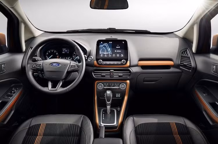 Hệ thống SYNC 3 của Ford EcoSport mới không chỉ hỗ trợ kết nối smartphone qua Apple CarPlay hay Android Auto, mà còn được tích hợp dịch vụ radio vệ tinh SiriusXM và đặc biệt là sự xuất hiện của dàn âm thanh 10 loa 675 watt Bang &amp; Olufsen Play trên phiên bản cao cấp nhất Titanium.