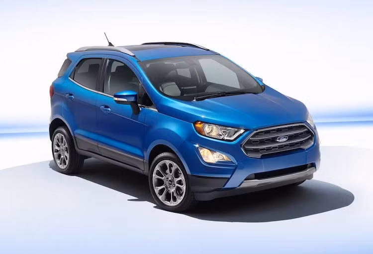 Ngay từ bên ngoài, kiểu dáng của EcoSport "phiên bản Mỹ" đã có sự khác biệt lớn so với bản quốc tế hiện nay. Trong đó, phần đầu xe đã sở hữu thiết kế hoàn toàn khác biệt với cặp đèn pha mới, song song với 2 cạnh của lưới tản nhiệt hình lục giác. Về tổng thể, phần đầu của EcoSport mới khá giống chiếc Ford Kuga tại châu Âu.