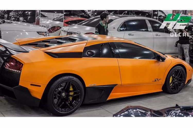 Khối động cơ V12 6.5l nạp khí tự nhiên của siêu xe Murcielago SV cũng đã được Lamborghini điều chỉnh lại để cho công suất tối đa 661 mã lực (670 PS) và mô-men xoắn cực đại 660 Nm, giúp siêu xe này có thể tăng tốc từ 0-100 km.h chỉ trong 2,9 giaa và tốc độ tối đa đạ 341 km/h (336 km/h nếu có cánh đuôi).