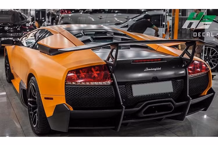 Khi còn được bán, giá Murcielago SV khởi điểm lên tới 400.000 USD. Ban đầu, Lamborghini dự định sản xuất 350 chiếc nhưng do nhà máy của hãng còn phải dành chỗ để sản xuất Aventador nên cuối cùng chỉ có 186 chiếc Murcielago SV ra đời. Vào thời điểm năm 2010, Minh Nhựa đã phải bỏ ra số tiền lên tới khoảng 1,3 triệu USD để sở hữu chiếc xe.