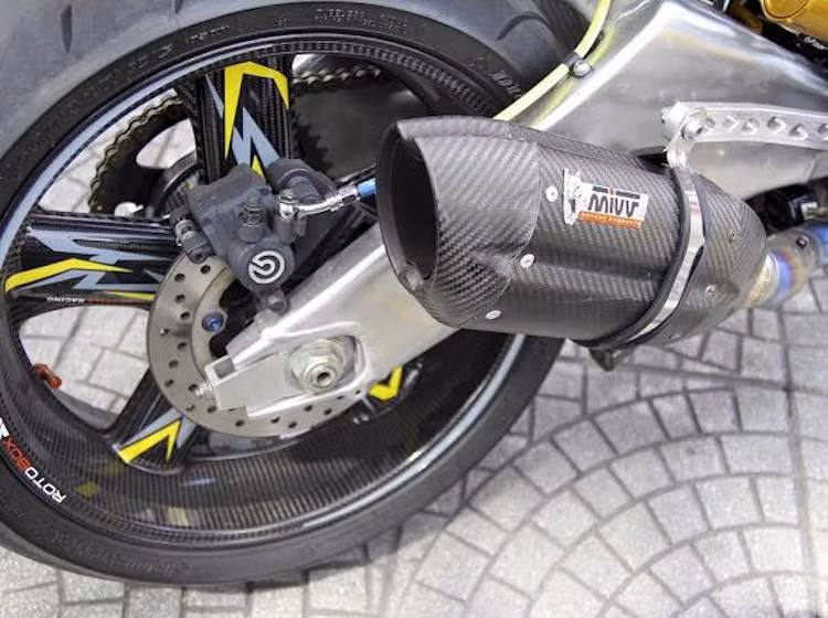 Cùng với gắp sau R6 bằng nhôm nhẹ hơn gắp sắt của Exciter, chiếc xe chỉ hơi khó khăn hơn một chút khi tăng tốc do có tiết diện tiếp xúc mặt đường của lốp lớn.