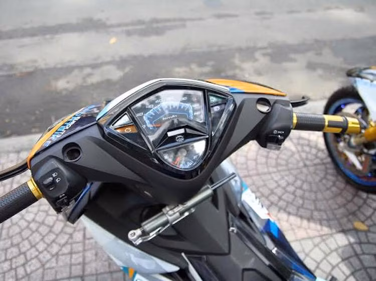 Để tạo "cá tính" riêng cho chiếc xe, riêng phần đầu đã được thay bằng đầu của Yamaha Luvias. Để tạo sự đồng bộ, chiếc Yamaha Exciter 135 này cũng có toàn bộ bảng đồng hồ từ Luvias. Bên dưới cổ xe đã được lắp thêm cây trợ lực Ohlins.