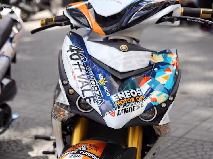 Với hàng loạt các món đồ chơi đắt giá vốn chỉ dành cho môtô PKL, chiếc Yamaha Exciter 135 của một biker tại Sài Gòn này tới nay vẫn được coi là chiếc Exciter độ "khủng" nhất Việt Nam. Thậm chí, chiếc xe đã được chính Yamaha "vinh danh" khi đạt giải nhất cuộc thi "Trang trí xe" tại đại hội Y-Motor Sport tổ chức ở Sài Gòn vào mùa hè vừa qua.