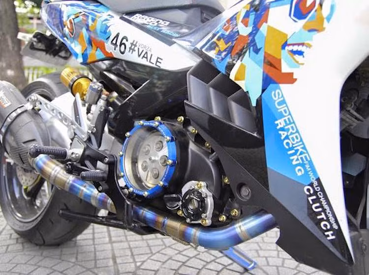 Bưởng côn của chiếc xe được thay lốc trong suốt của S.P.M, lọc nhớt nắp CNC và dàn để chân CNC Rizoma loại dành cho siêu môtô BMW S1000RR.Với động cơ được nâng cấp kèm cổ pô titan và pô MIVV, tiếng nổ của xe đã trở nên trầm ấm và đầy "kích thích" hơn.