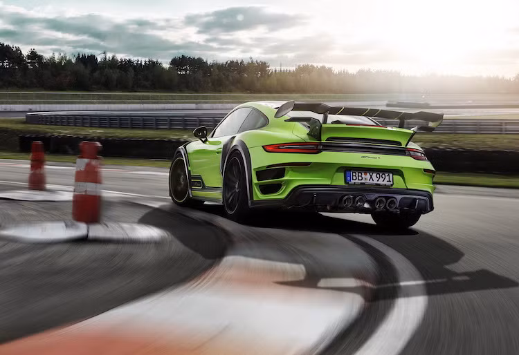 Tuy nhiên, để sở hữu một chiếc Techart GTstreet R, khách hàng chắc chắn sẽ phải bỏ ra một số tiền không nhỏ. Dù hiện chưa công bố giá bán nhưng với phiên bản GTstreet R dựa trên thế hệ 911 Turbo trước đây, Techart đã từng bán với giá lên tới 420.000 USD. Chính vì vậy, có thể khá chắc chắn rằng giá của thế hệ mới sẽ nằm trong khoảng này.