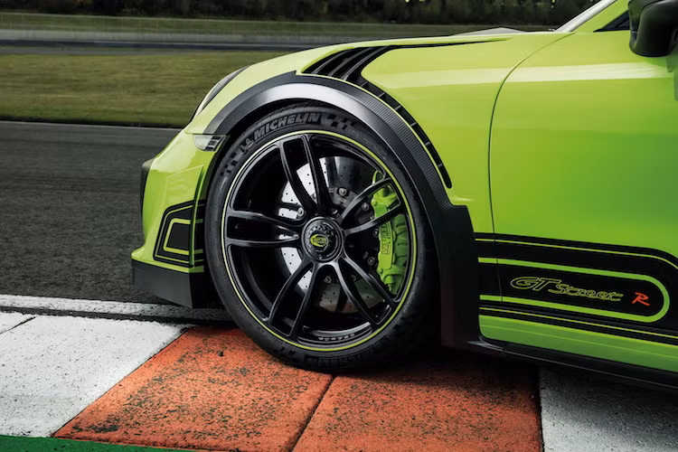 Đối với bản độ GTstreet R, khách hàng có thể lựa chọn giữa mâm xe đường kính 20 hoặc 21 inch với khóa trung tâm như trên xe đua. Với hệ thống treo VarioPlus, khoảng sáng gầm xe sẽ được giảm xuống, nhưng vẫn có khả năng nâng đầu lên cao 6 cm để có thể dễ dàng vượt qua một số chướng ngại như gờ giảm tốc trên phố.