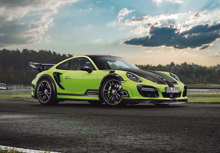 Từ nhiều năm qua, phiên bản Porsche 911 Turbo đã luôn được mệnh danh là "kẻ tạo ra góa phụ" (widowmaker) bởi công suất mạnh mẽ khiến chiếc xe rất khó kiểm soát. Tuy nhiên với một số tay lái "cứng" và những hãng độ như Techart, chiếc xe vẫn chưa đủ hoàn hảo với họ. Đó là lý do vì sao Techart đã tiếp tục phát triển ra bản độ GTstreet R này.