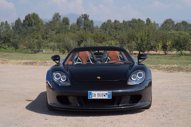 Được dừng sản xuất từ 10 năm trước với tổng số lượng sản xuất đạt 1270 chiếc, tuy nhiên đã có khá nhiều chiếc Carrera GT đã trở thành "phế liệu" sau các vụ tai nạn. Nổi tiếng nhất, vào năm 2013, Carrera GT chính là chiếc xe mà diễn viên Paul Walker trong loạt phim Fast &amp; Furious đang ngồi trên khi anh "tử nạn", mặc dù ngồi sau tay lái lúc đó là người bạn của anh Roger Rodas, vốn đã có kinh nghiệm cầm lái nhiều siêu xe.