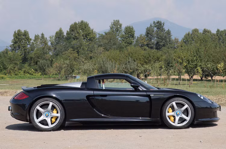 Năm 2000, đã có 2 chiếc Carrera GT bản thử nghiệm được Porsche chế tạo. Trong đó, một chiếc đã được tay lái thử của hãng là Walter Röhrl lái từ Champs-Élysées vào 6 giờ sáng ngày 28/9/2000 tới trưng bày tại triển lãm Paris. So với phiên bản sản xuất hàng loạt, chiếc xe thử nghiệm có rất nhiều chi tiết khác biệt.