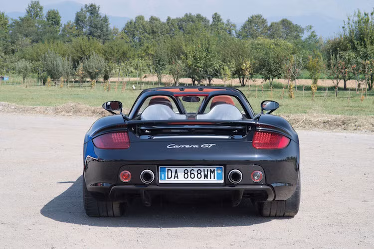 Cùng với việc chỉ có các hệ thống điện tử hỗ trợ tối thiểu, Carrera GT không phải là siêu xe dễ "nài" với đa số người lái. Ngay cả tay lái thử chính thức của Porsche là Walter Rohrl - vốn từng là nhà vô địch giải đua rally Thế giới cũng phải thừa nhận rằng Carrera GT là chiếc xe đầu tiên mà ông cầm lái đã khiến ông cảm thấy sợ.