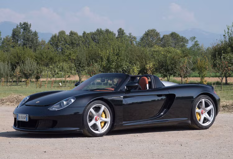 Được sản xuất trong khoảng từ 2004-2007, Porsche Carrera GT đã từng một thời là mẫu siêu xe mạnh mẽ nhất, đắt nhất của Porsche, trước khi chiếc 918 Spyder ngày nay xuất hiện. Việc phát triển chiếc xe đã được Porsche bắt đầu vào năm 1998, với phiên bản ý tưởng lần đầu tiên được ra mắt vào năm 2000.
