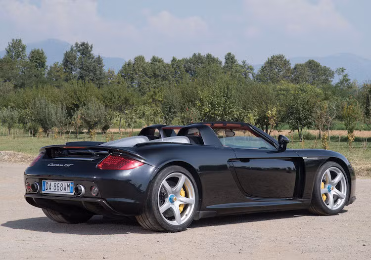 Vào năm 2003, phiên bản sản xuất hàng loạt của Carrera GT chính thức được ra mắt, trước khi bán ta vào năm 2004. Vốn nổi tiếng với những chiếc 911 với động cơ đặt sau, Carrera GT là một trong những siêu xe dân dụng hiếm hoi của hãng xe Porsche có động cơ đặt giữa - cách bố trí điển hình của những siêu xe hàng đầu Thế giới.