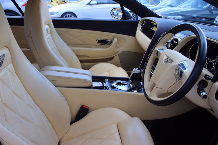 Do hiện tại cầu thủ Cristiano Ronaldo đã rời nước Anh và đang chơi trong câu lạc bộ Real Madrid nên chiếc Continental với tay lái nghịch này đã được anh rao bán lại.