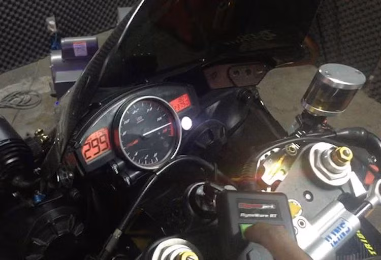 Khối động cơ nguyên bản của môtô thể thao R6 được nâng cấp nhẹ với nồi độ và kiểm soát bởi bộ ECU Power Commander 5 với khả năng cài đặt map động cơ tự do. Đi kèm bộ PC5 là hệ thống chuyển số nhanh Dynojet Quickshifter, cho phép lên số mà không cần bóp côn.