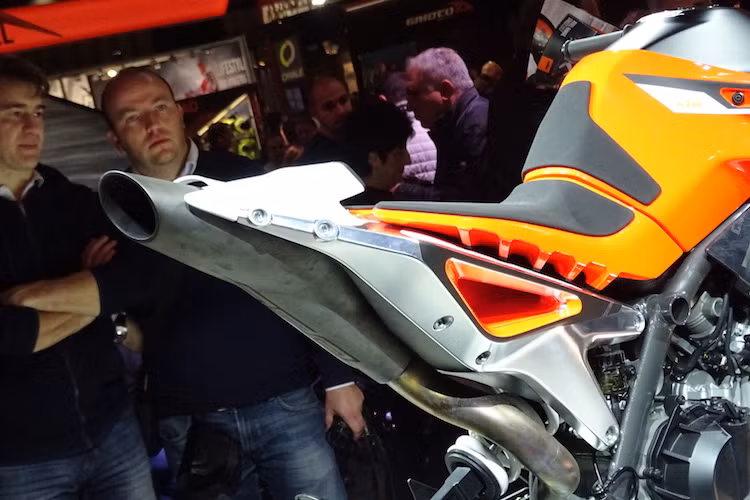 Trên phiên bản concept này, chiếc xe có cây pô thẳng, không giảm thanh và bộ lọc khí thải, được dẫn trực tiếp từ động cơ tới phần đuôi. Tuy nhiên khi đi vào sản xuất hàng loạt, chắc chắn thiết kế này sẽ được thay đổi với pô êm hơn nhiều, có bộ lọc khí thải để đạt chuẩn Euro 4 và được đặt ở bên cạnh hoặc dưới gầm xe.