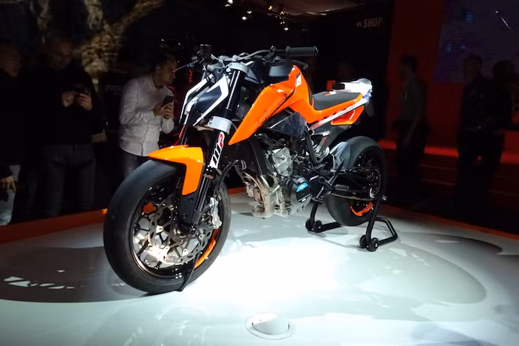 Tại triển lãm EICMA 2016, toàn bộ dòng naked bike Duke của KTM đã được thiết kế lại hoàn toàn, từ chiếc 690 Duke. Vào năm sau, dòng xe này sẽ chính thức bị "khai tử" và thay thế bằng chiếc KTM Duke 790 hoàn toàn mới.